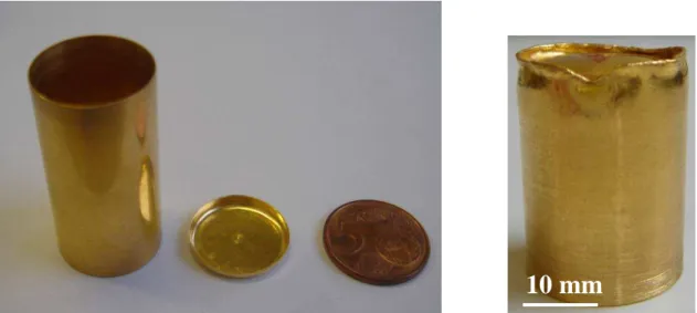 Figure  III.8 :  Capsule  en  or  utilisée  pour  la  synthèse des  suspensions.  A  gauche,  capsule  et  chapeau  avant soudure (la pièce donne l’échelle)