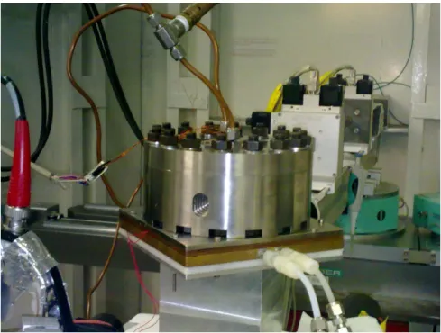 Abbildung 4.4: Foto der Hochdruck-Probenzelle auf dem Diffraktometer an der Beamline ID15A der ESRF.
