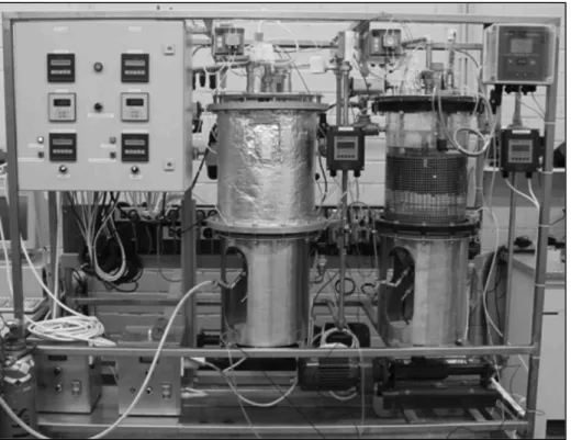 Abb. 40 zeigt ein Foto des zwei‐stufigen Technikums‐Bioreaktors. 