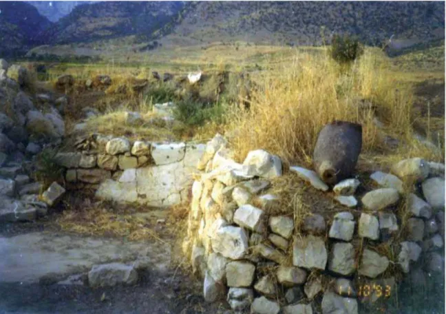 Foto 1: Zerstörtes Dorf - Rest einer Bombe in Kirchenruine, Keschkawa, Nahle, 1993.