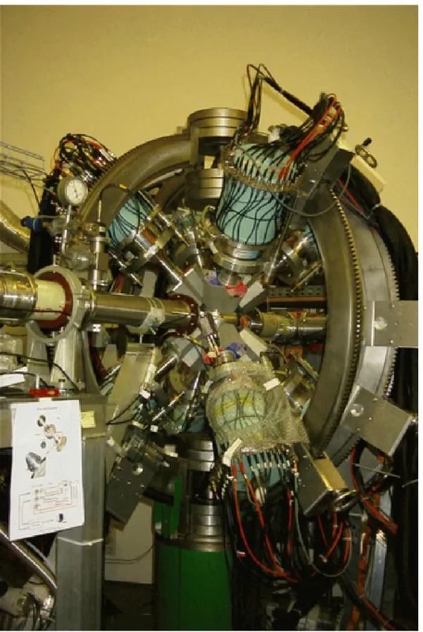 Abbildung 3.1.: Miniball-Spektrometer in der Osirishalle am Tandembeschleuniger des Instituts f¨ ur Kernphysik der Universtit¨ at K¨ oln