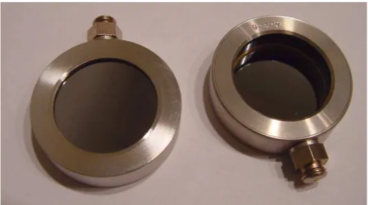 Abbildung 3.6: Im Transferpolarimeter eingesetzte PIPS-Detektoren – Vor- Vor-derseite (links) und R¨ uckseite (rechts); Außendurchmesser: 34.8 mm