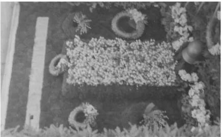 Abb. 4: Grabgestaltung für einen gefallenen Soldaten in Weidmanns Blumenhalle  am  Wetzlarer  Friedhof,  um  1940  ©  Archiv  Freilichtmuseum  Hessenpark,  aus  Privatbesitz.