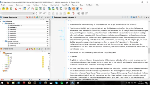 Abbildung 4.2: Screenshot der Arbeitsfläche von MaXQda: links oben ist die Liste der Interviews, links unten die Liste der Codes und rechts der eben bearbeitete Text, an dem farblich markiert die vergebenen Codes gezeigt sind