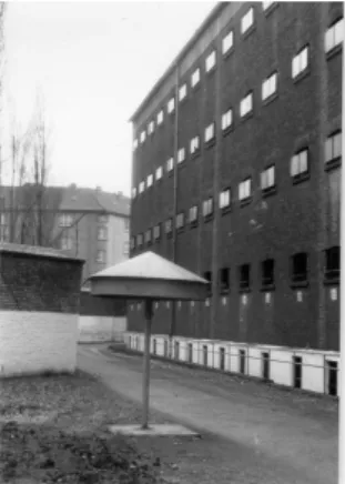 Abbildung 3.3: Strafanstalt Köln. Im Hintergrund die in un- un-mittelbarer Nähe zum Gefängnis befindliche Wohnbebauung