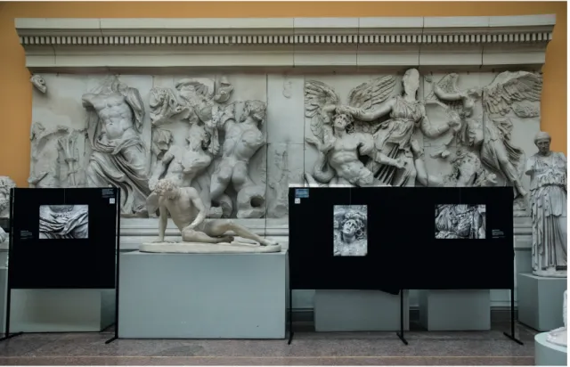 Abb. 5: Projektinsel: Berliner Skulpturennetzwerk. Abguss und Fotos der Athena-Giganten-Platte des Pergamonfrieses.