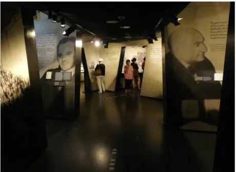 Abbildung 4: Blick in den Ausstellungsabschnitt zum Holocaust im POLIN Mu- Mu-seum. Auf dem Bild ist auch ersichtlich, dass das Ausstellungskonzept stark   durch biografische Porträts strukturiert wird