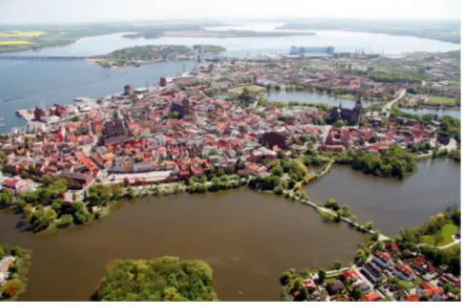 Fig.  2.1.  Stralsund.  Bird’s  eye  view  of  the  historic  center  of  Stralsund.  Tiled  roofs