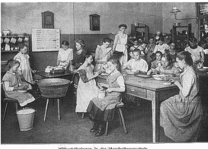 Abbildung 4:  Hilfsschülerinnen in der Haushaltungsschule, Städti- Städti-sche Hilfsschule in Elbing, 1913 [Wehrhahn 1913,  S.319] 