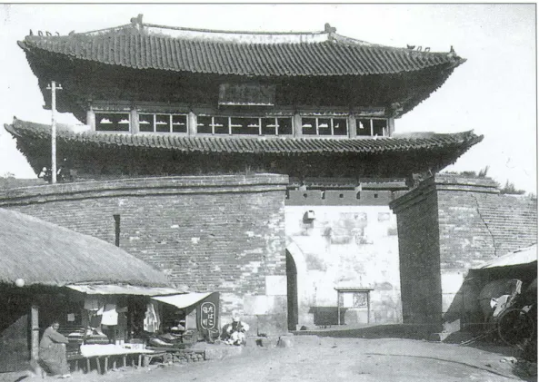Abb. 4-3 Tor der acht Straßen,  Paldalmun  (八達門), mit Durchbruch für den  Verkehr im Zwingerwall, 1920 