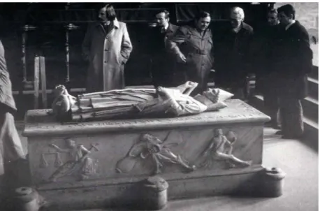 Abb. 9: Bamberg, Dom: Probeweise wurde ein Gipsabguss der Papst- Papst-figur auf den Sarkophag gelegt, 23