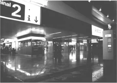 Abbildung 2.5: Abﬂughalle eines Flughafens als Beispiel für einen symbolreichen Sichtraum bei Raubal, Egenhofer u