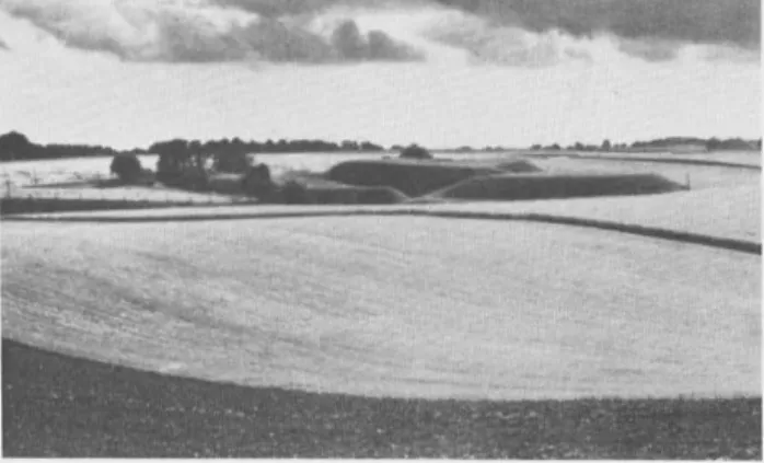 Fig. 3.  Valle11  voldsLed  ved  Mu11ka-Tägarp,  Sklille.  Efler  A11dersson  1974  fig