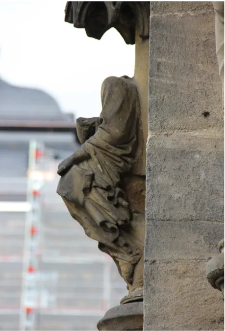 Abb. 7: Bamberger Dom, Fürstenportal, Prophetenfigur unter der Ecclesia, mit  Abbruchstelle des rechten Armes