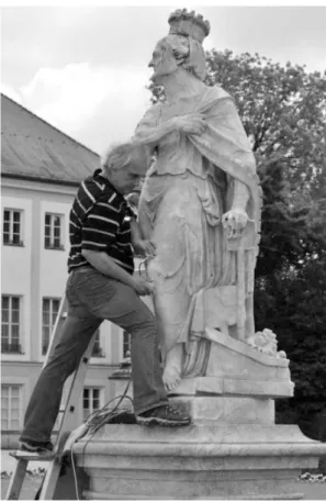 Abb. 8: Ludwig Sattler bei Ultraschallmessungen 2012 an der  Figur Kybele im Schlosspark Nymphenburg.