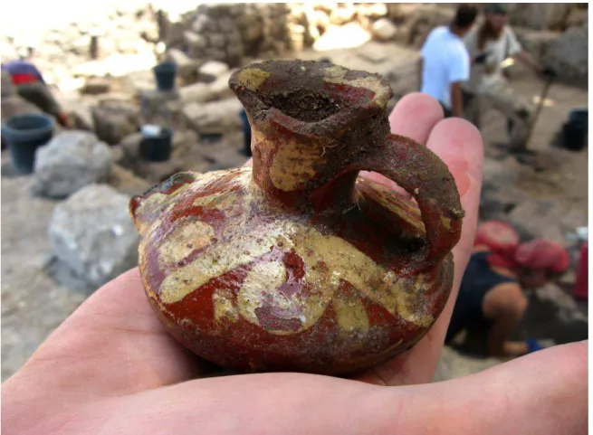 Fig. 2: A small Crusader period lamp, Beirut ware, 12 th /13 th  century (photo by N. Walzer)