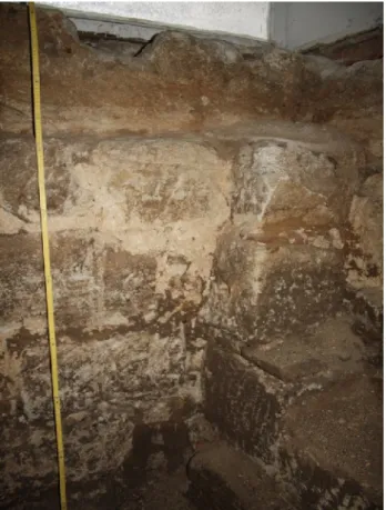 Abb. 10: Baufuge in der Südwest-Ecke von Raum 1 zwischen der Bermenmauer Bef. 23 (rechts) und   der Außenmauer Bef