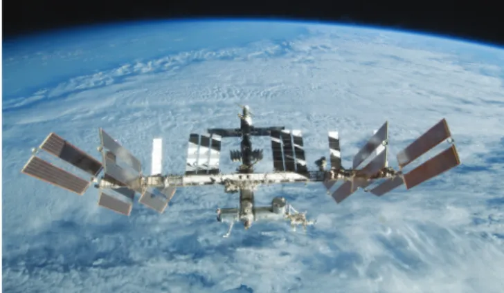 Abbildung 13:  Die ISS über der gekrümmten ErdoberflächeAbbildung 10:  links: Die Erde über der Mondoberfläche aus der Sicht 