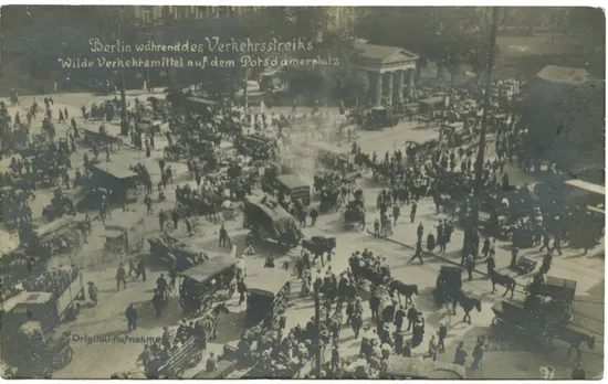 Abb. 2: Scan der auf ebay erstandenen Fotopostkarte „Berlin während des Verkehrsstreiks /  Wilde Verkehrsmittel auf dem Potsdamerplatz“