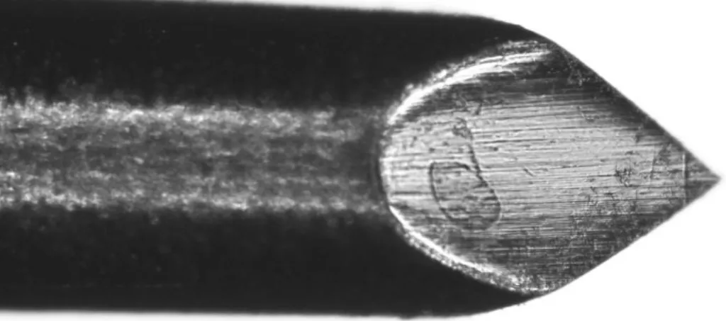 Abbildung 12: Oberflächliche Verkratzungen an der Instrumentenspitze am Perforator 226607  am fabrikneuen Instrument