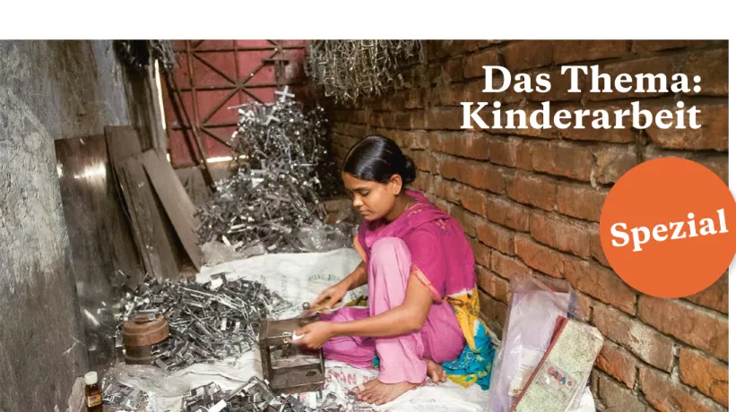 Foto Bangladesch: Ein Mädchen bearbeitet Blechteile mithilfe eines Hammers. In den  Slums der Hauptstadt Dhaka muss fast jedes zweite Kind arbeiten, um die Einkünfte der  in Armut lebenden Familien zu sichern