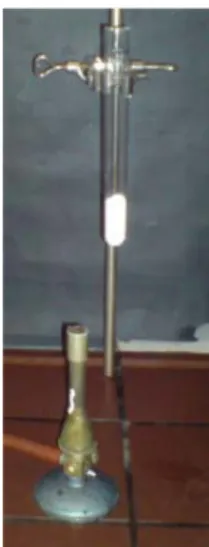Abb. 1:  Dickwandiges Reagenzglas mit dem  Reaktionsgemisch und dem Gasbrenner. 