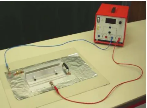 Abbildung 1.4: Der Stickstoff-Laser (ohne Plexiglashaube) und das Netzgerät