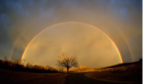 Abbildung 5: Regenbogen im Norden von Missouri (USA) bei Sonnenun- Sonnenun-tergang. Quelle: http://www.missouriskies.org/rainbow/