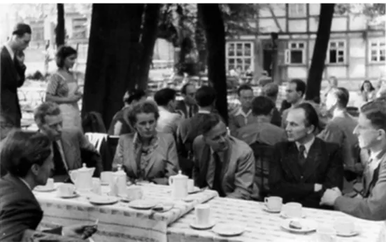 Abb. 1  Carl Friedrich von Weizsäcker inmitten von Institutsmitgliedern beim Sommerfest 1950 des Max-Planck- Max-Planck-Instituts für Physik in der Walkemühle, Göttingen (Quelle: Klaus Gottstein)