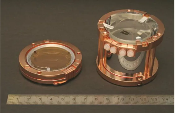 Figure 2.4: Photograph of an opened detector module. The light detector is dis- dis-played on the left, the phonon detector, consisting of CaWO 4 target with a  ther-mometer evaporated on to it, on the right