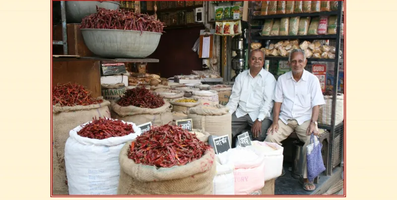 Abb. 1: Kleine familiengeführte Geschäfte, Straßenhändler und Marktstände machen   in Indien den Großteil des Lebensmitteleinzelhandels aus (Foto: Martin Franz) 