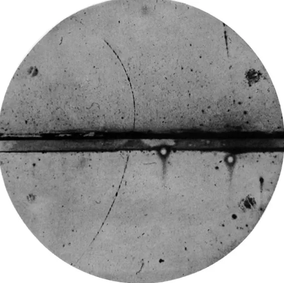 Abbildung 2: Die Spur eines geladenen Teilchens in einer Nebelkammer mit einer Bleiplatte von 6 mm Dicke