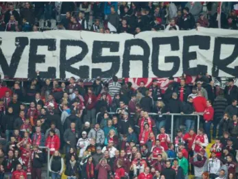 Abb. 5: Der Zorn kann sich auch gegen die eigene  Mannschaft richten. Auf diesem Transparent verhöhnen  Fans des FC Kaiserslautern ihre eigenen Spieler wegen  des Abstiegs aus der Bundesliga