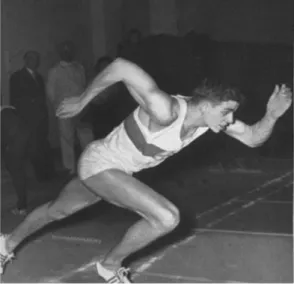 Abb. 1 Armin Hary, ein graziler Läufer, der durch  konsequente Ablehnung jeglichen Hanteltrainings  seinen eleganten Laufstil bewahrte (Hary 1961, 76) 