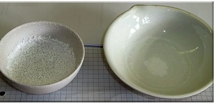 Abb. 2:  links: Abdampfschale mit Speisesalz; rechts: Abdampfschale mit Kalkwasser (jeweils nach dem Verdampfen von Wasser)