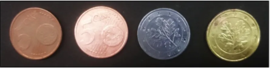 Abbildung 2 - (rechts nach links) unbehandelte Kupfermünze, gereinigte Kupfermünze, Kupfermünze nach Reaktion mit der Natriumhydroxidlösung und Zinkpulver, erhitze Kupfermünze.