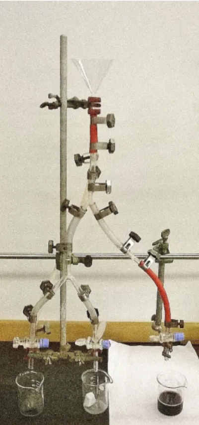 Abb.  1  -   Versuchsaufbau zum Lehrerversuch  Auswirkung von saurem Regen. Bechergläser mit Eisenwolle (links), Marmor (mittig) und Rotkohlsaft (rechts).