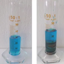 Abb. 2 -  Wasserstand im Messzylinder vor und nach Zugabe der 5-Cent-Münzen (Das    Wasser ist mit blauer Lebensmittelfarbe angefärbt worden).
