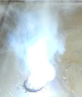 Abbildung  1:   Blau   gefärbte   Flamme   der Selbstentzündung von Zink, Ammoniumnitrat und Ammoniumchlorid mit Wasser.