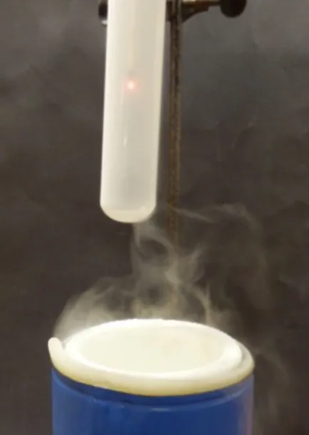 Abbildung  1:  Aufleuchtender   Glimmspan   in   einem   Duranglas   mit   verflüssigter   Luft,   das ca