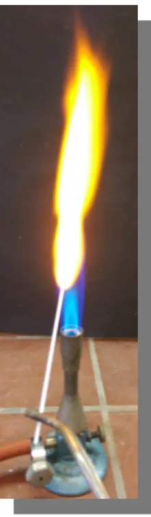 Abbildung 1: Flammenfärbung des Gasbrenners durch Natriumionen.
