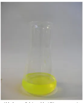 Abb. 1 Calciumchloridlösung mit Fluorescin-Farbstoff.   Die   Fluoreszenz   der Lösung ist deutlich erkennbar.