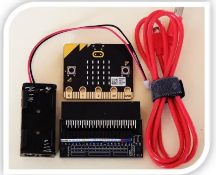 Abbildung 1: micro:bit mit mobiler Stromversorgung, USB-Kabel und  Platinenstecker 