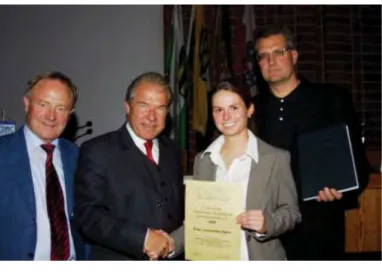 Abbildung  1:  Preisübergabe  an  Josephine  Hahn   anlässlich  der  Jahrestagung  der  Deutschen  Gesellschaft  für  Kriminalistik  (DGfK) 2007 durch (v.l.n.r.)  Horst Clages  (damaliger Vizepräsident der DGfK),  Ingmar Weitemeier  (damaliger Direktor des