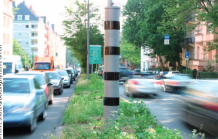 Abb. 2  Eine Poliscan-Säule auf einem Grünstreifen überwacht  mit einer Ausleuchtung von etwa 45 Grad den Verkehr auf bis  zu drei Fahrbahnen pro Richtung.