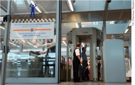 Abb. 1  Die Sicherheitsbeamten am Flughafen entscheiden an- an-hand dieser Bilder, ob ein Passagier die Kontrolle passieren darf  oder ob er womöglich Sprengstoff oder Waffen schmuggeln  will