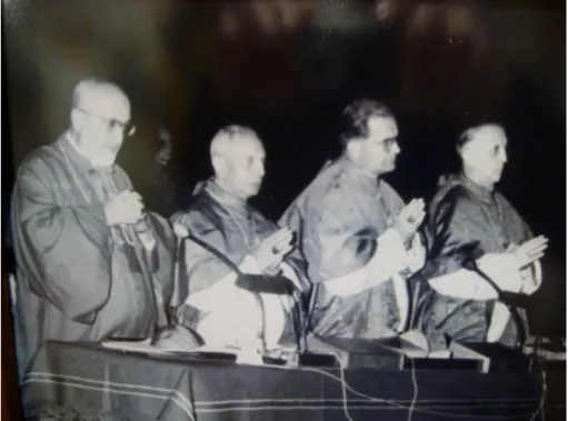 Abbildung 3: Die Moderatoren und Kardinäle Grégoire-Pierre Agagianian, Giacomo Lercaro,  Julius  Döpfner  und  Léon-Joseph  Suenens  (v.l.n.r.,  Quelle:  Julius  Döpfner  Museum,  Bad  Kissingen)
