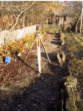Abbildung 6: Das Galeriegrab von Soest-Hiddingsen am Tag  der Messung am 10.12.2005. Der Minutentheodolit wurde auf  die Mittelachse gestellt und anhand der  Zeit-Sonnenazimut-methode ließ sich das Nordazimut der Achse mit einer  Genauigkeit von einigen ze