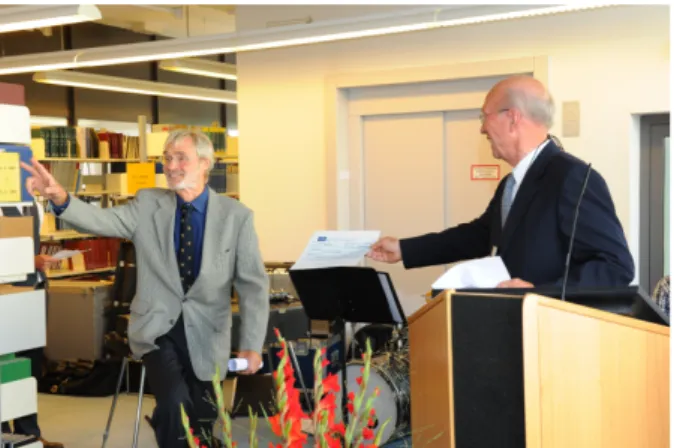 Abbildung 1: Prof. Gebbers (links) erhält den Best Paper Award von Prof. Reinauer.