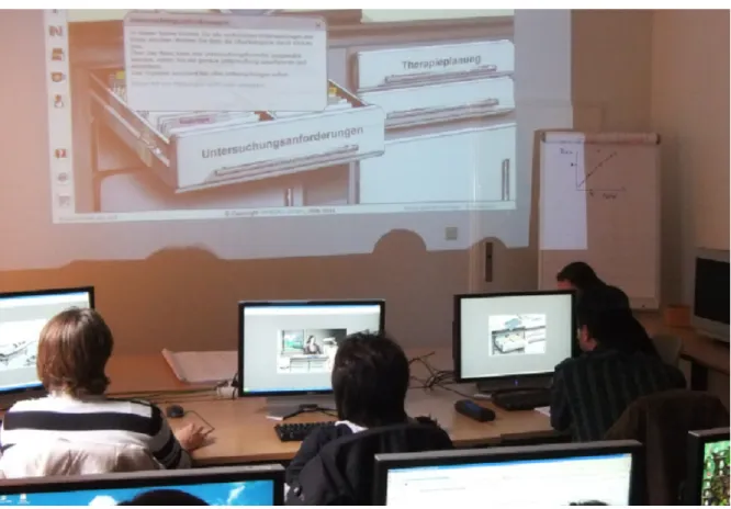 Abbildung 2: Studierende bearbeiten Virtuellen Patienten in größerer Gruppe mit PC-Projektion